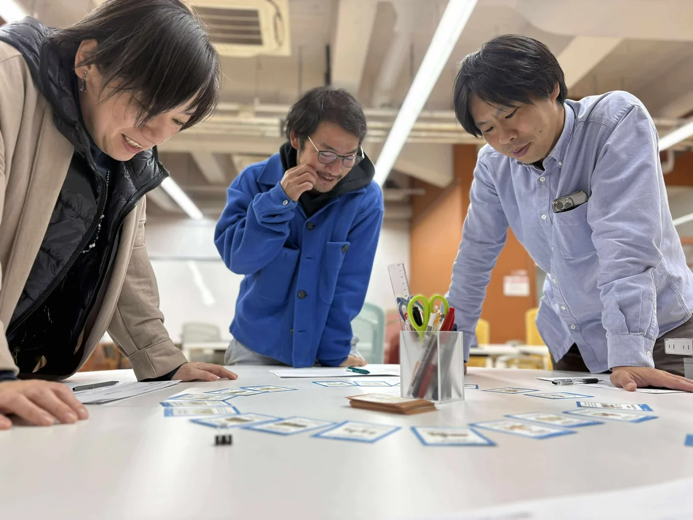 カードを覗き込んで作戦を練る参加者