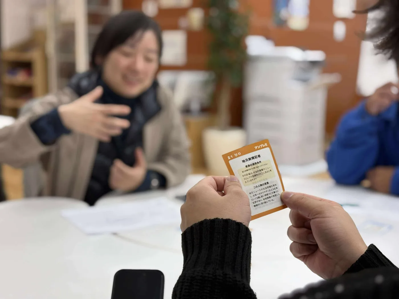人材カードを手に協力を要請する場面