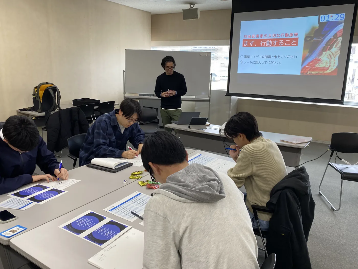 スライドを使ってゲームの行動原理を説明する場面